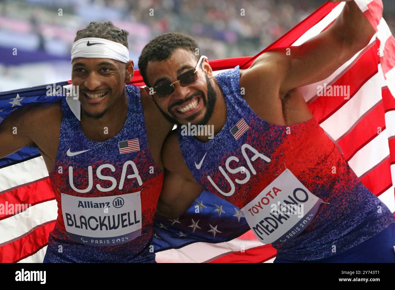 Jaydin BLACKWELL und Ryan MEDRANO (T38) aus den USA feiern Gold und Silber im Para Athletics Men's 100m - T38 Finale im Stade de France, Paris bei den Paralympischen Spielen 2024. Stockfoto