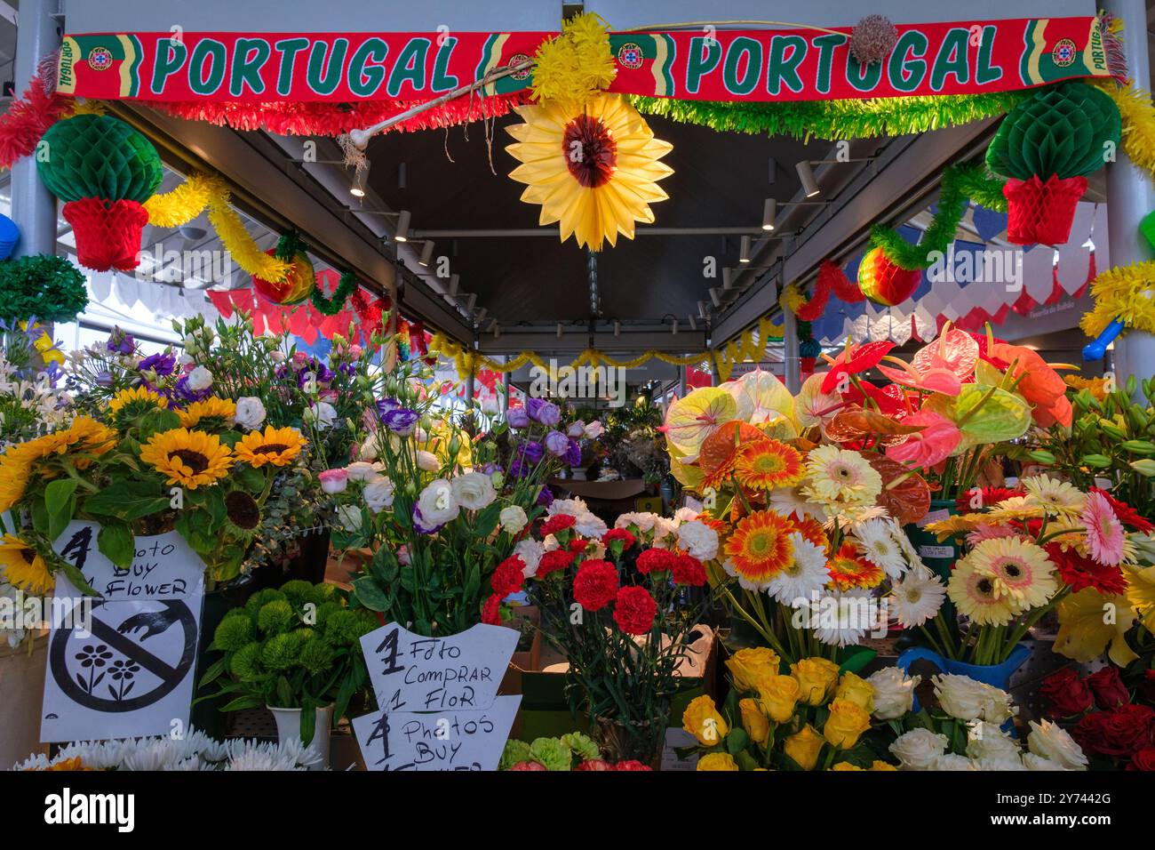 Ein Blumenstand im Mercado do Bolhao in Lissabon, Portugal. Stockfoto