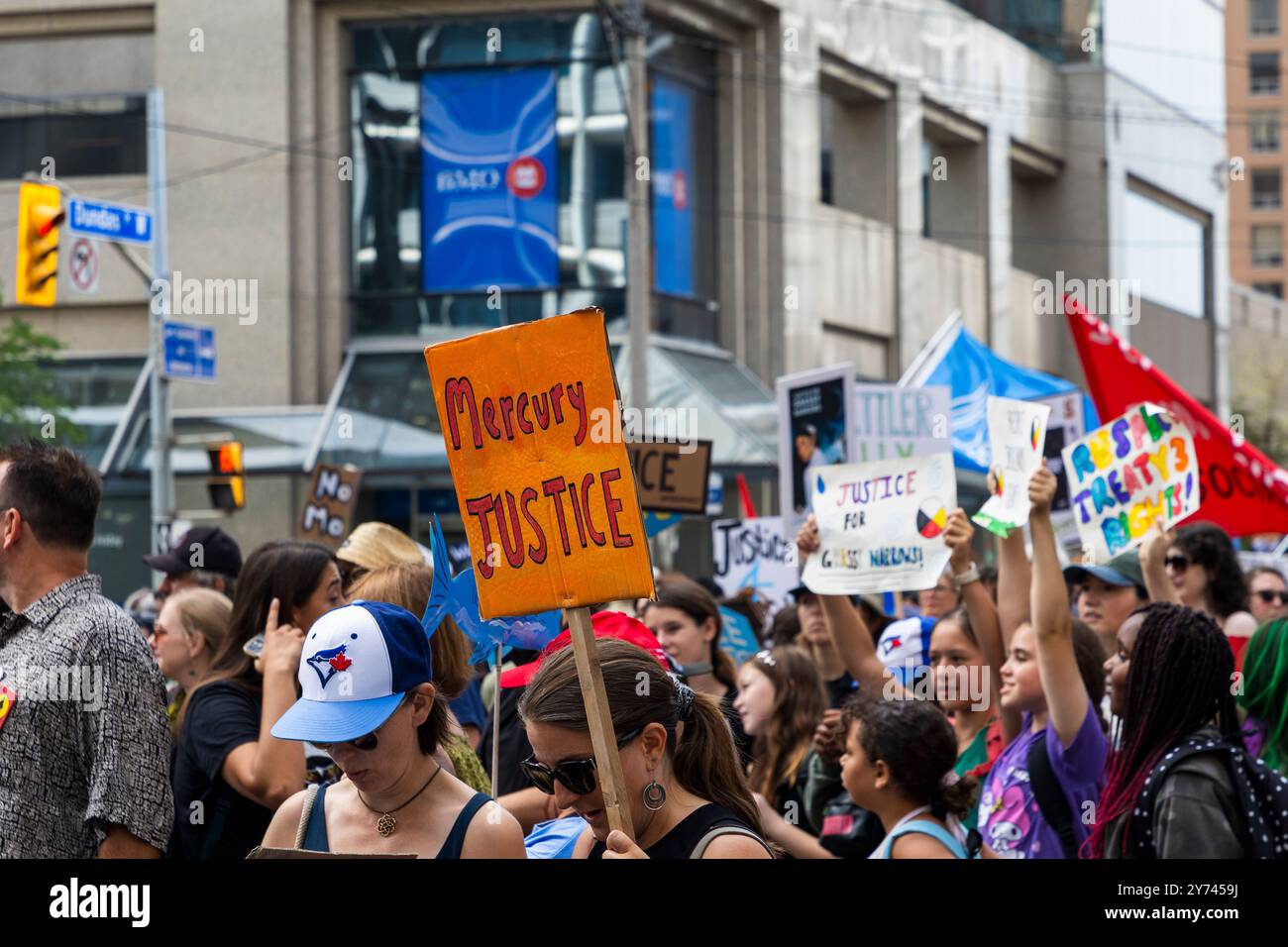 Bild des Protestes und der Demonstration zur Unterstützung der Menschen in Grassy Narrow, die sich weiterhin mit Umweltschäden ihres Landes befassen Stockfoto
