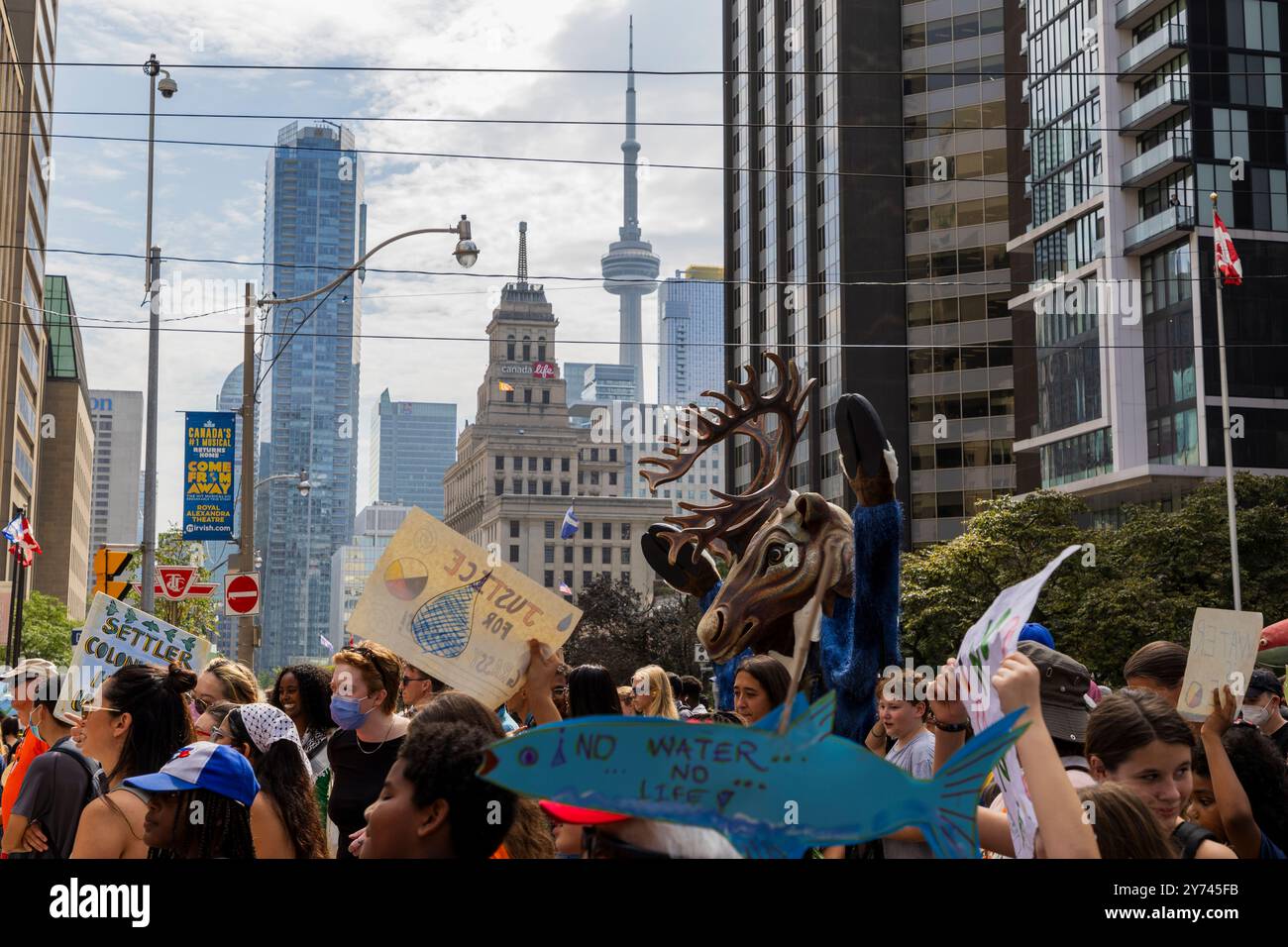 Bild des Protestes und der Demonstration zur Unterstützung der Menschen in Grassy Narrow, die sich weiterhin mit Umweltschäden ihres Landes befassen Stockfoto