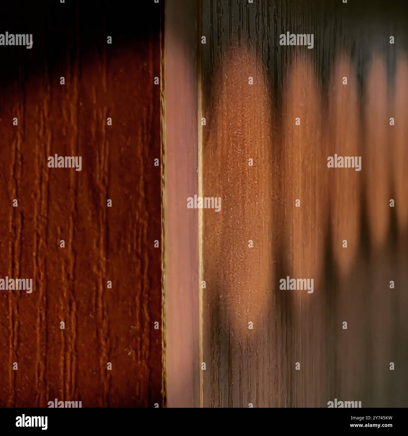 Sonnenreflexion von Jalousien am rotbraunen Schrank während Sonnenuntergang – Muster und Textur Stockfoto