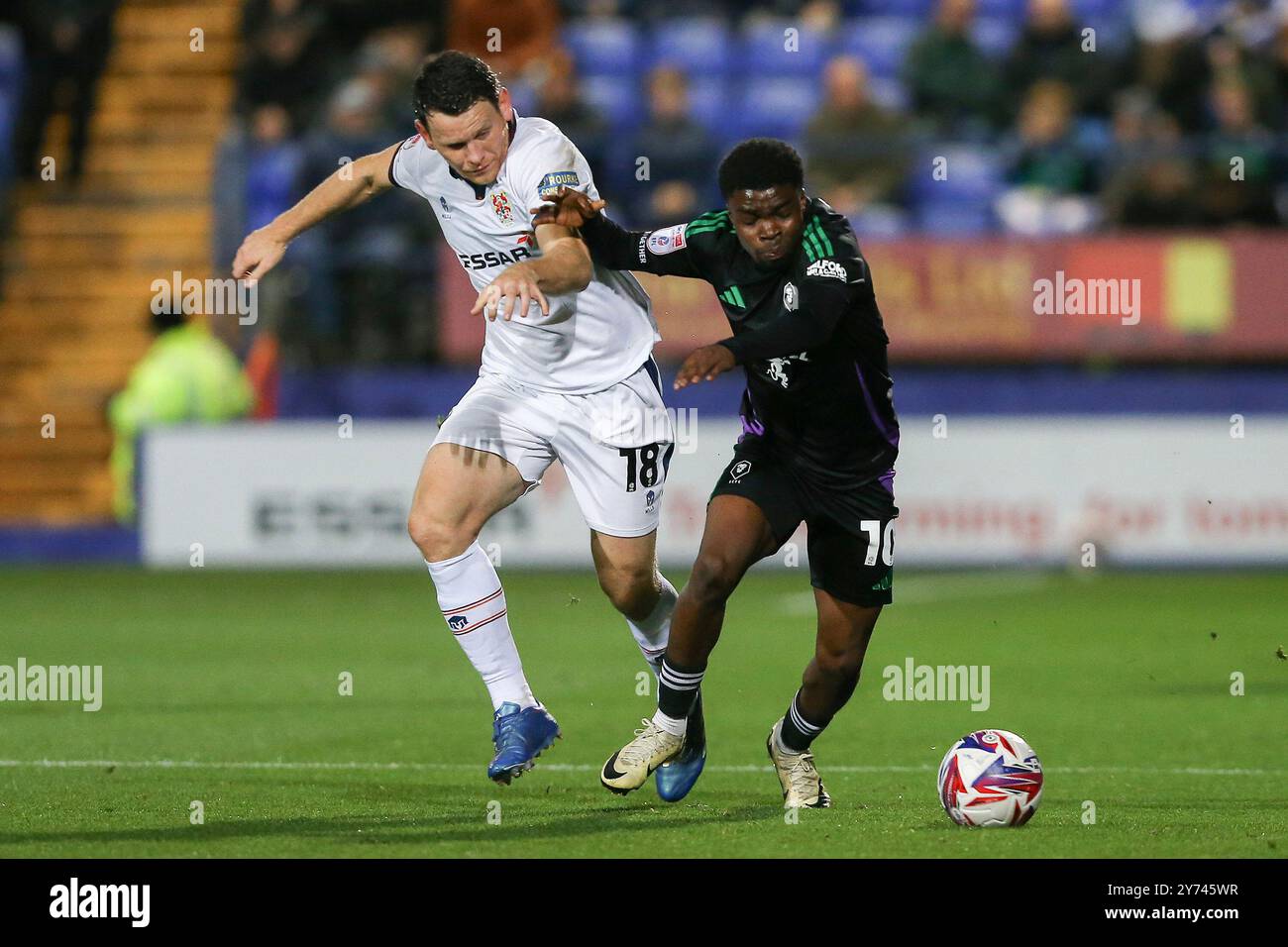 Birkenhead, Großbritannien. September 2024. Connor Jennings von Tranmere Rovers und Kelly N'Mai von Salford City in Aktion. EFL Skybet Football League Two Match, Tranmere Rovers gegen Salford City, Prenton Park, Birkenhead, Wirral am Freitag, den 27. September 2024. Dieses Bild darf nur für redaktionelle Zwecke verwendet werden. Nur redaktionelle Verwendung, .PIC von Chris Stading/ Credit: Andrew Orchard Sportfotografie/Alamy Live News Stockfoto