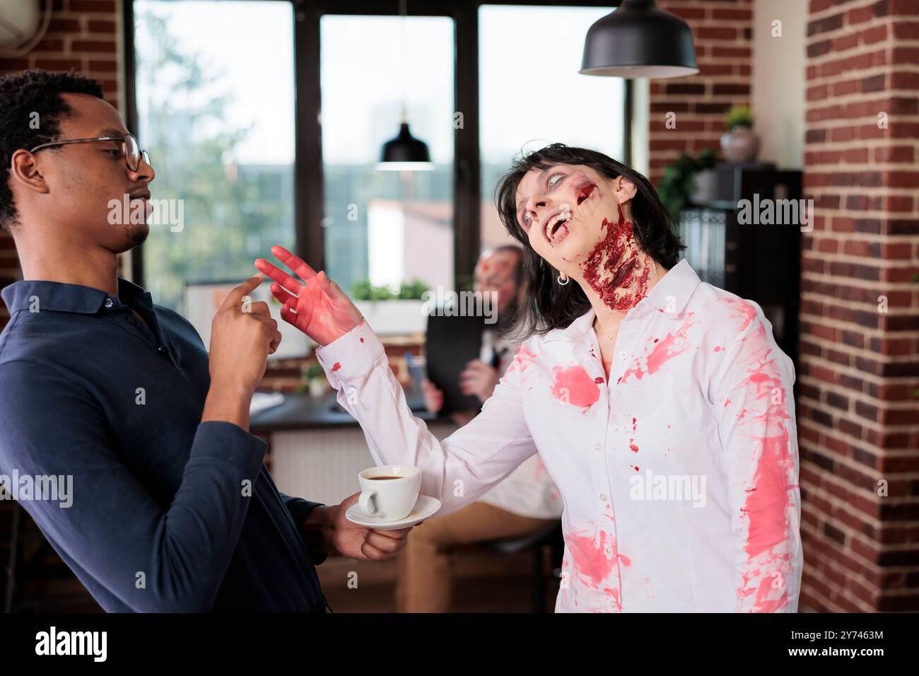 Frau, die Zombie-Rolle im Horrorfilm darstellt und mit afroamerikanischem Regisseur am Set spielt. Filmemacherin und Schauspielerin, die sich zwischen den Szenen amüsieren, ist der kommende Thriller Slasher Film Stockfoto