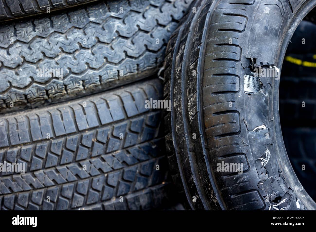 Ein alter, ausgebrannter Autoreifen auf einer Mülldeponie. Alte Reifen verschmutzen die Umwelt Stockfoto