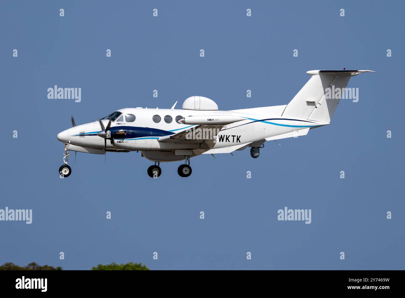 DEA Aviation Beechcraft 200T Super King Air (REG: 2-WKTK) mit einigen zusätzlichen elektronischen Geräten. Stockfoto