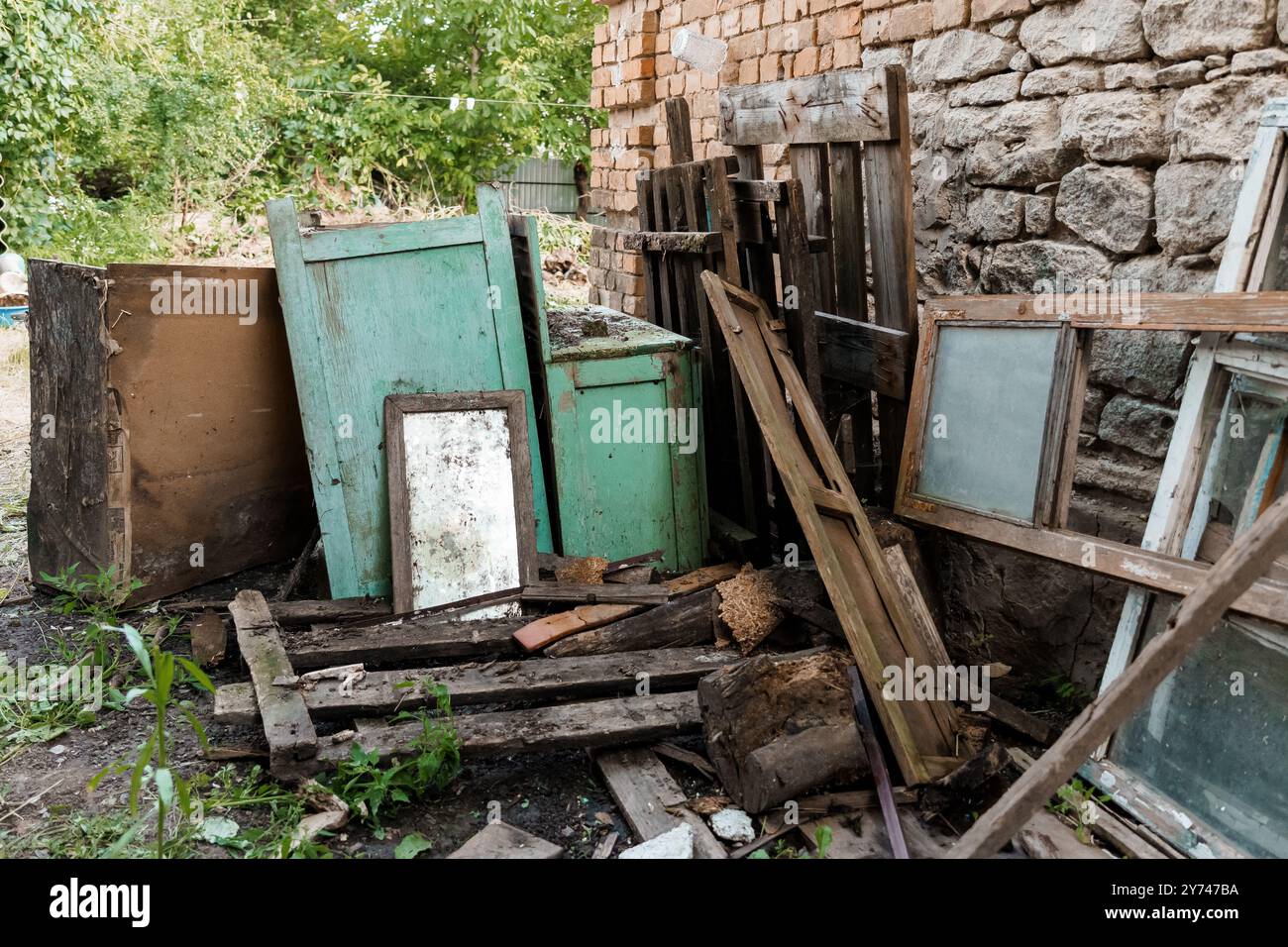 Verlassene rustikale Objekte in einer verwachsenen Outdoor-Umgebung. Stockfoto