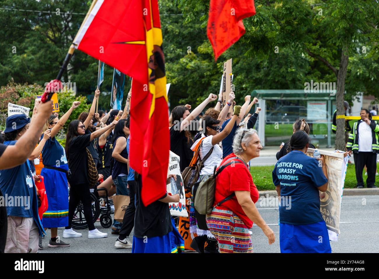 Bild des Protestes und der Demonstration zur Unterstützung der Menschen in Grassy Narrow, die sich weiterhin mit Umweltschäden ihres Landes befassen Stockfoto