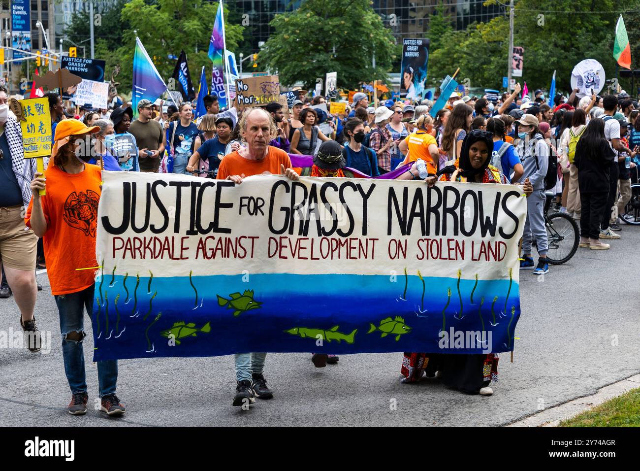 Bild des Protestes und der Demonstration zur Unterstützung der Menschen in Grassy Narrow, die sich weiterhin mit Umweltschäden ihres Landes befassen Stockfoto