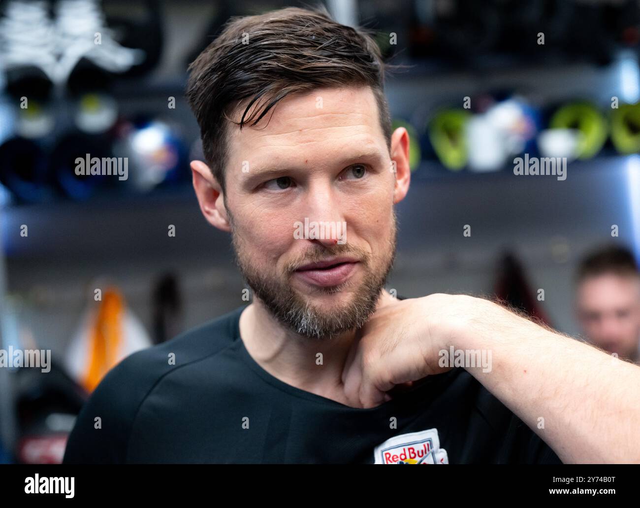 München, Deutschland. September 2024. Eröffnung der SAP Garden Sportarena mit dem Eishockeyspiel zwischen EHC Red Bull München und dem NHL-Team Buffalo Sabres. Patrick Hager aus München nach dem Spiel. Quelle: Sven Hoppe/dpa/Alamy Live News Stockfoto