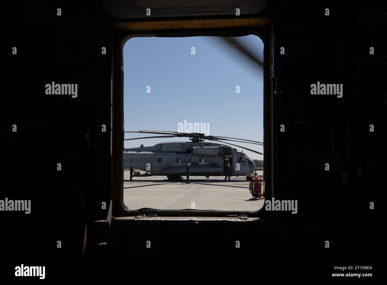 Ein Super-Hengst des U.S. Marine Corps CH-53E, der dem 3rd Marine Aircraft Wing, I Marine Expeditionary Force zugewiesen ist, bereitet sich auf den Flug während der Marine Air-Ground Task Force Demonstration der Marine Corps Air Station Miramar Airshow 2024 in San Diego vor 2024. Die MAGTF-Demo zeigt den koordinierten Einsatz von Nahluftunterstützung, Panzerung, Artillerie und Infanterie und bietet eine visuelle Darstellung der Funktionsweise des Marinekorps. Die amerikanische Airshow 2024 ist eine einzigartige und unglaubliche Gelegenheit, die Fähigkeiten der Marine und der gemeinsamen Luftfahrt, zivile Künstler und den weltberühmten Blauen Ang zu erleben Stockfoto