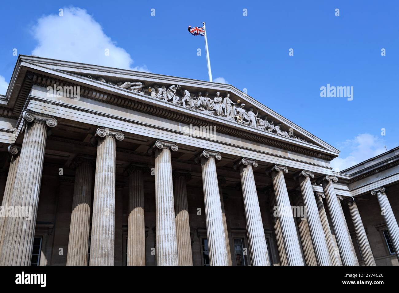 British Museum in London, Eingang mit ionischen Säulen und Skulpturen im klassischen Stil Stockfoto