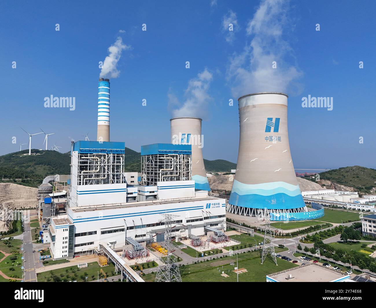 YANTAI, CHINA - 30. AUGUST 2024 - China Huaneng Yantai Bajiao Thermal Power Co., LTD., Yantai, Provinz Shandong, China, 30. August 2024. Gemäß Stockfoto