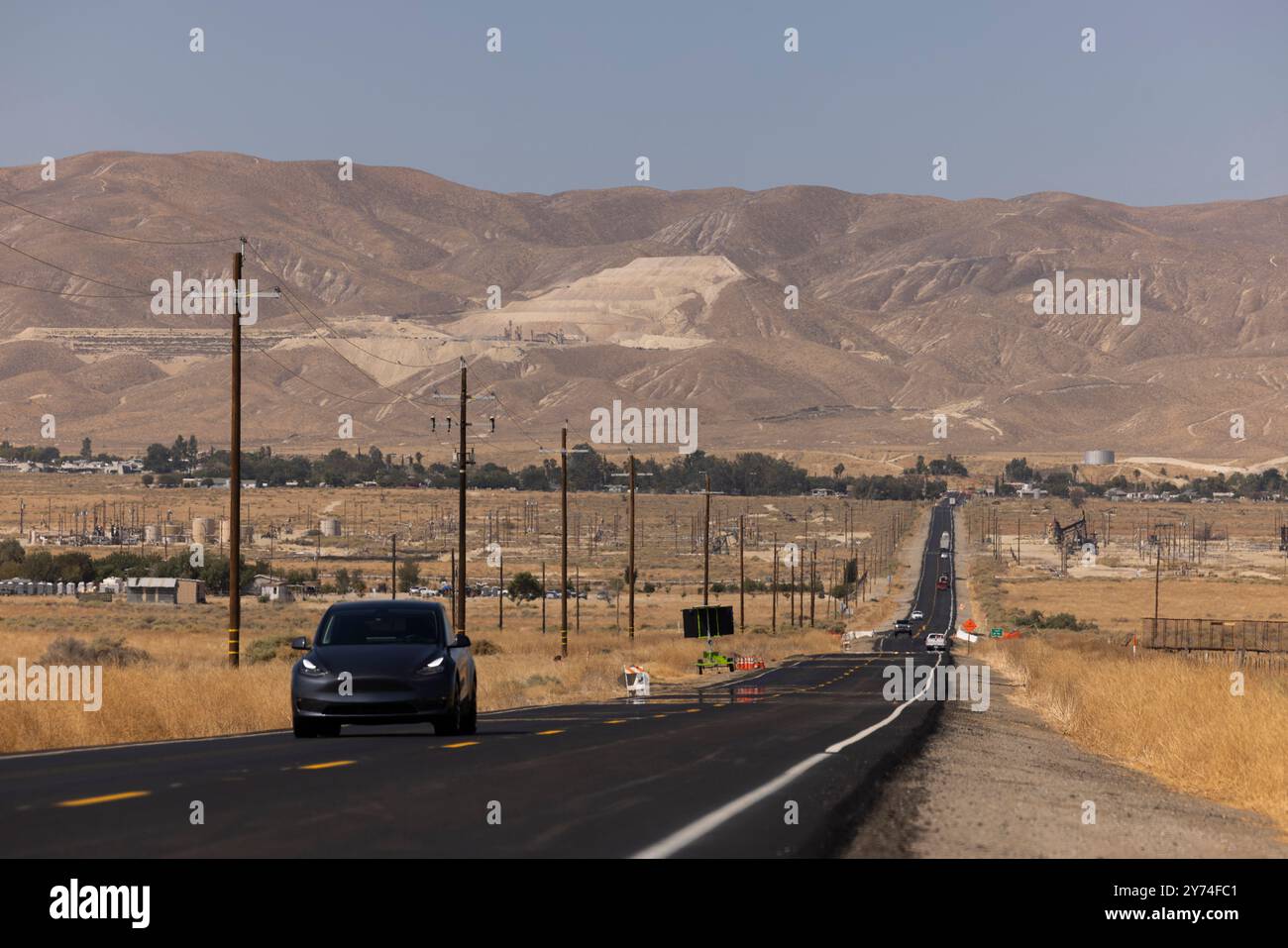 Der Verkehr fließt auf der Route 166 in die Innenstadt von Maricopa, Kalifornien, USA. Stockfoto