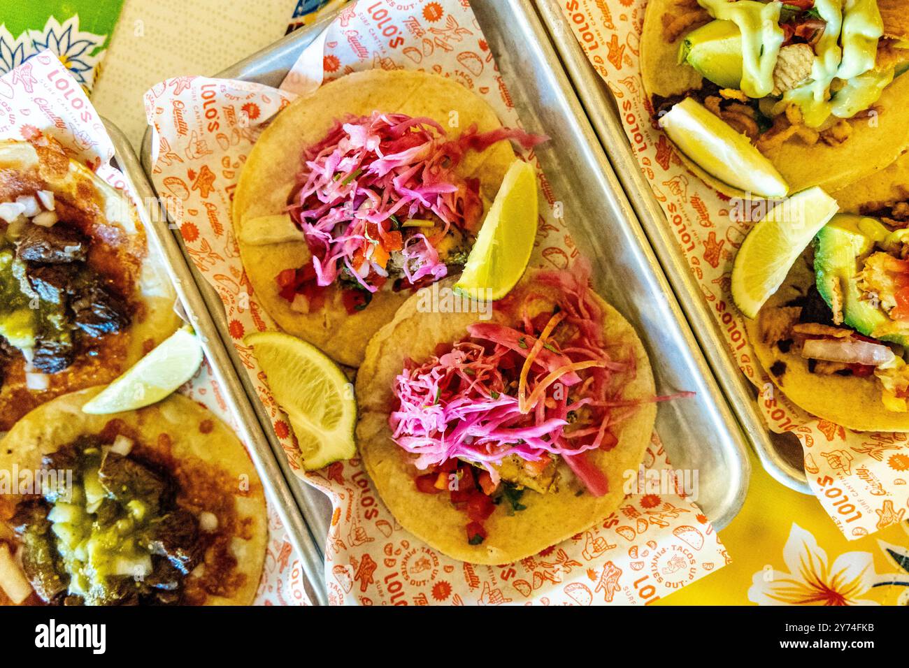 Baja-Fisch-Tacos mit eingelegtem Kohl in Lolo's Surf Cantina, Miami Beach, Florida, USA Stockfoto