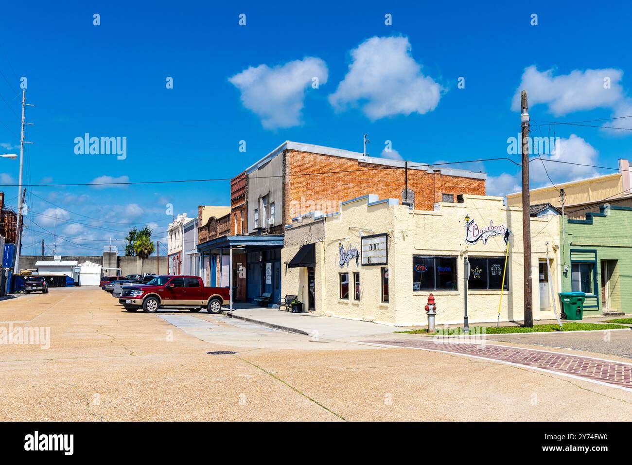 Gebäude im westlichen Stil und Bourbon's Bar entlang der Railroad Avenue, Morgan City, Louisiana, USA Stockfoto
