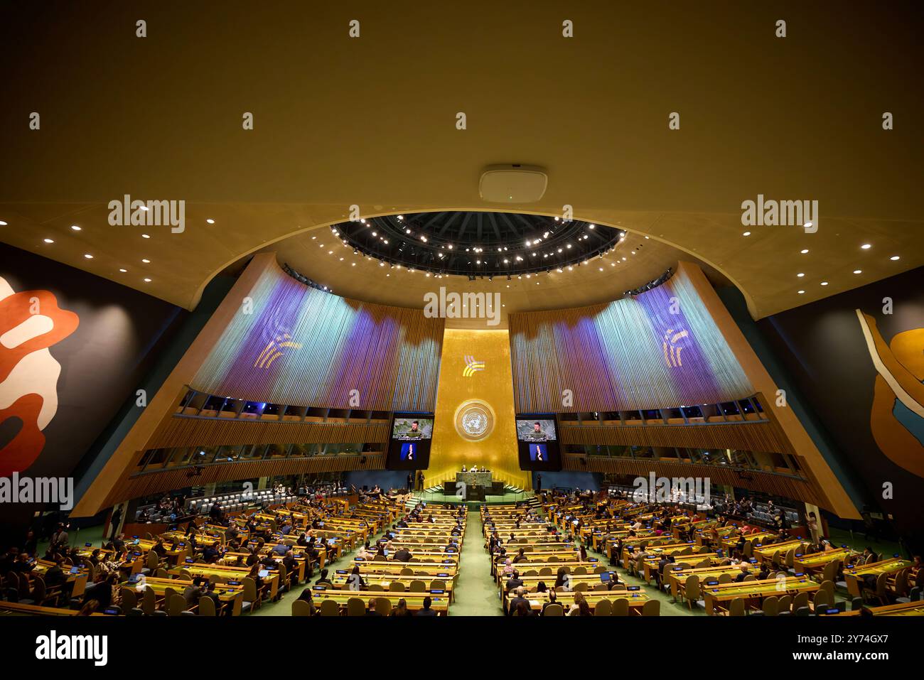 Eines Tages in diesem Saal wird man sicher sagen, dass Russlands Krieg gegen die Ukraine beendet ist – nicht eingefroren, nicht angehalten, nicht vergessen. Wirklich beendet. Dies wurde von Präsident Wolodymyr Zelenskyj während seiner Rede auf der hochrangigen Tagung des UN-Sicherheitsrates erklärt. Er weist darauf hin, dass der Krieg beendet werde, weil die Charta der Vereinten Nationen funktionieren werde. Der Staatschef fügte hinzu, dass der zweite Friedensgipfel genau zu diesem Zweck vorbereitet werden sollte, und lud alle ein, die die Charta der Vereinten Nationen respektieren, zur Teilnahme ein. Stockfoto