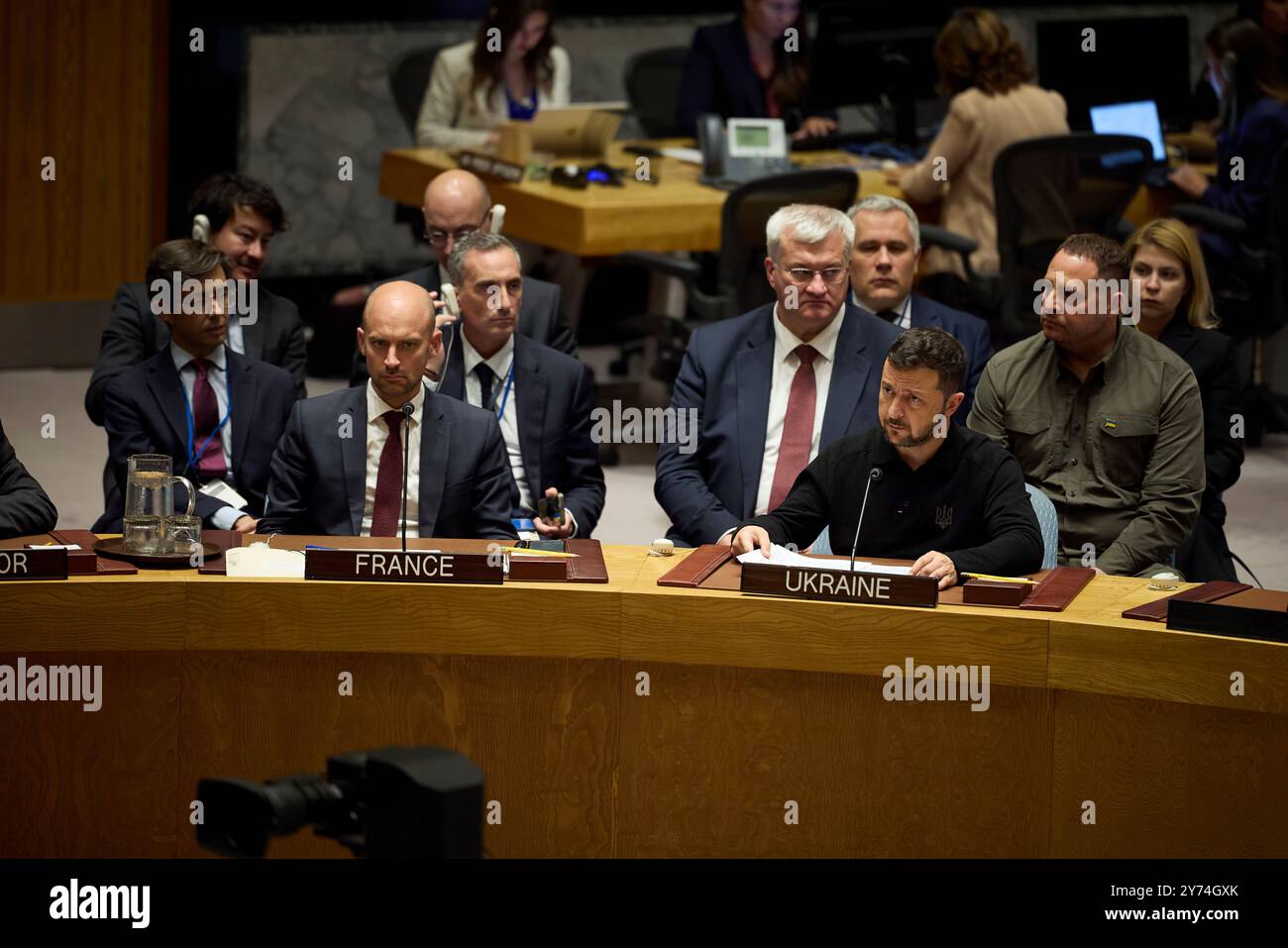 Eines Tages in diesem Saal wird man sicher sagen, dass Russlands Krieg gegen die Ukraine beendet ist – nicht eingefroren, nicht angehalten, nicht vergessen. Wirklich beendet. Dies wurde von Präsident Wolodymyr Zelenskyj während seiner Rede auf der hochrangigen Tagung des UN-Sicherheitsrates erklärt. Er weist darauf hin, dass der Krieg beendet werde, weil die Charta der Vereinten Nationen funktionieren werde. Der Staatschef fügte hinzu, dass der zweite Friedensgipfel genau zu diesem Zweck vorbereitet werden sollte, und lud alle ein, die die Charta der Vereinten Nationen respektieren, zur Teilnahme ein. Stockfoto