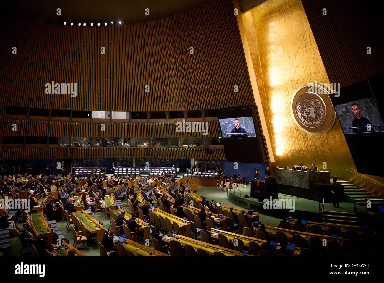 Eines Tages in diesem Saal wird man sicher sagen, dass Russlands Krieg gegen die Ukraine beendet ist – nicht eingefroren, nicht angehalten, nicht vergessen. Wirklich beendet. Dies wurde von Präsident Wolodymyr Zelenskyj während seiner Rede auf der hochrangigen Tagung des UN-Sicherheitsrates erklärt. Er weist darauf hin, dass der Krieg beendet werde, weil die Charta der Vereinten Nationen funktionieren werde. Der Staatschef fügte hinzu, dass der zweite Friedensgipfel genau zu diesem Zweck vorbereitet werden sollte, und lud alle ein, die die Charta der Vereinten Nationen respektieren, zur Teilnahme ein. Stockfoto