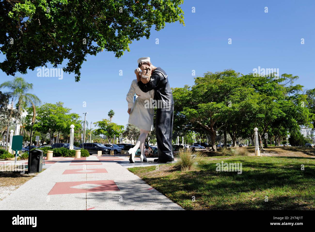 Die „bedingungslose Kapitulation“-Statue in Sarasota fängt einen Matrosen ein, der eine Krankenschwester küsst und die Freude und Erleichterung des Endes des Zweiten Weltkriegs feiert Stockfoto