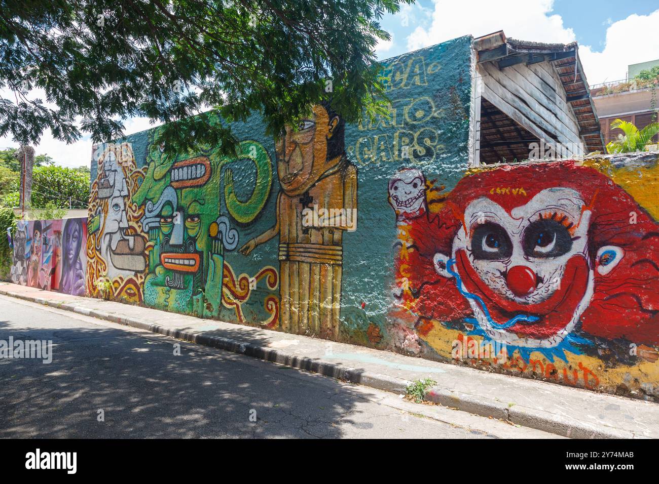 Das Graffiti-Kunstwerk an den Wänden von Beco do Batman, Batman Allee, in Vila Madalena, Sao Paulo, Brasilien Stockfoto