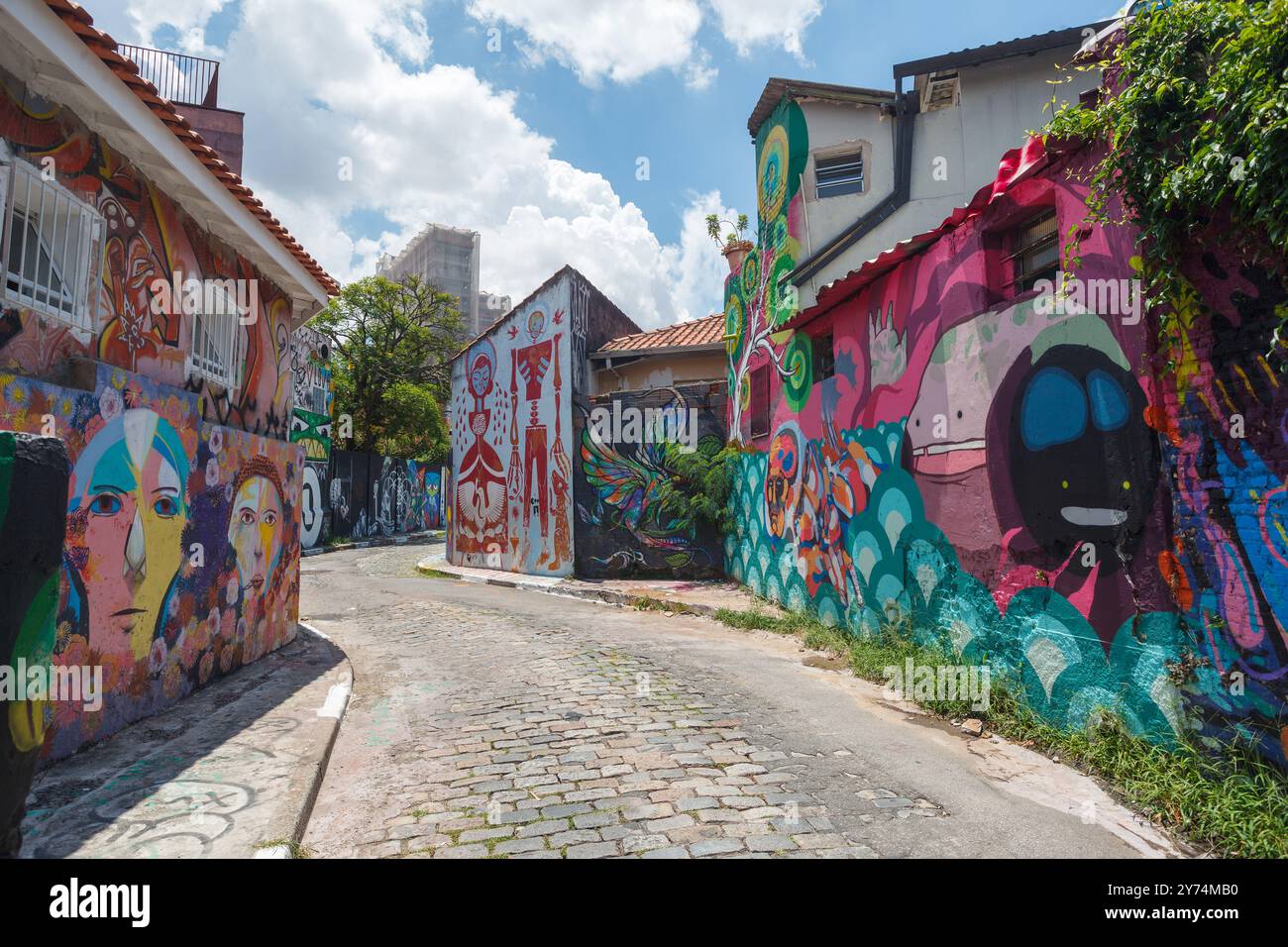 Das Graffiti-Kunstwerk an den Wänden von Beco do Batman, Batman Allee, in Vila Madalena, Sao Paulo, Brasilien Stockfoto