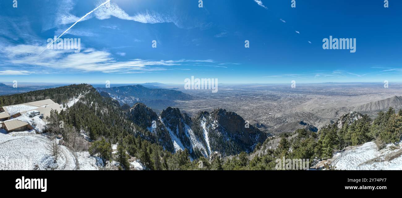 Ein Blick von Albuquerque, New Mexico (elev 5.312 ft.) vom 10.678 Fuß Höhe von Sandia Crest. Stockfoto