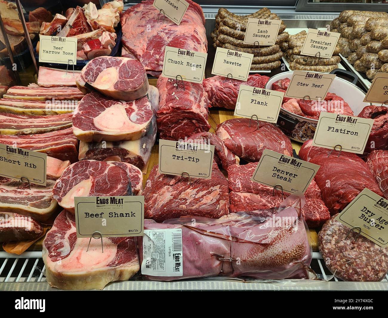 Schicke Steaks und andere Rindfleischstücke in einer Metzgerei. - Smartphone-aufgenommenes Stockfoto