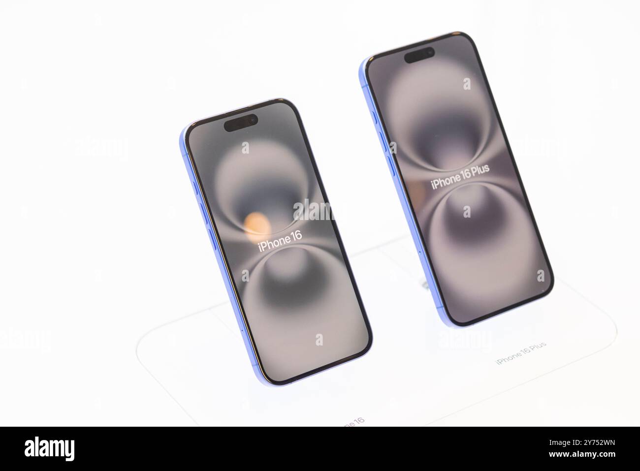 Tokio, Japan. September 2024. Das neue iPhone 16 und das iPhone 16 Plus werden im Apple Store von Omotesando ausgestellt. Quelle: SOPA Images Limited/Alamy Live News Stockfoto