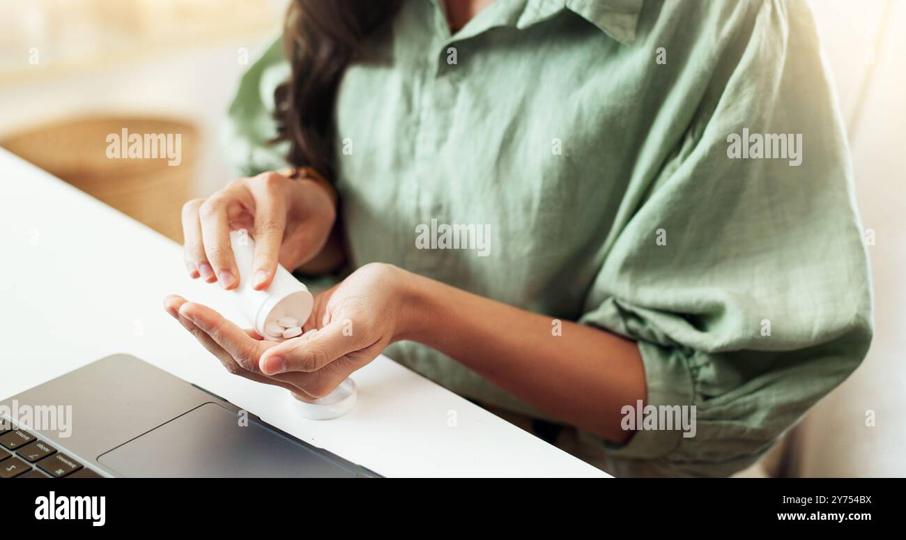 Geschäftsfrau, Hände und Pillen mit Medikamenten zur Dosierung, Schmerzmitteln oder Medikamenten im Büro. Großaufnahme, weibliche Person oder Angestellte mit Tablets Stockfoto