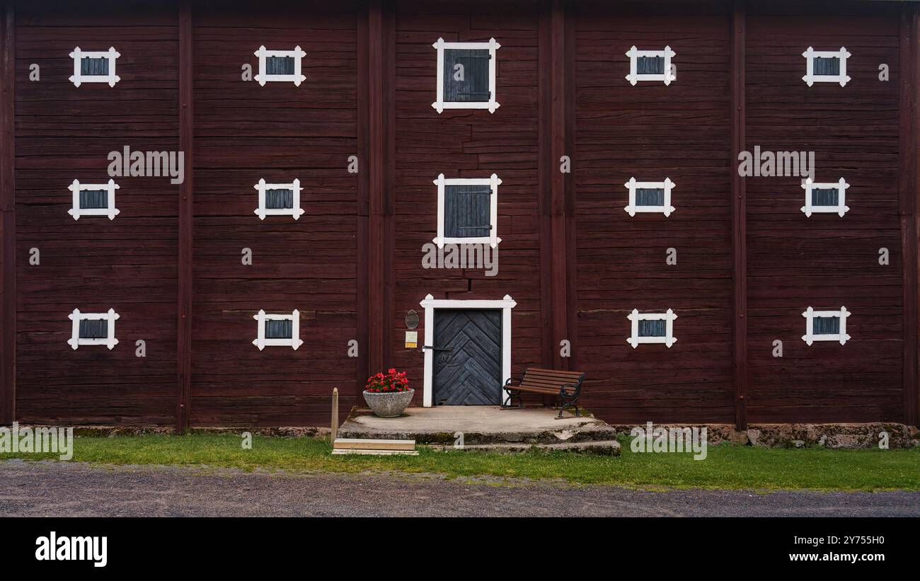 Jokioinen, Finnland. 13. Juli 2024 - Vorderfassade des historischen Grain Storehouse Tapulimakasiini Stockfoto