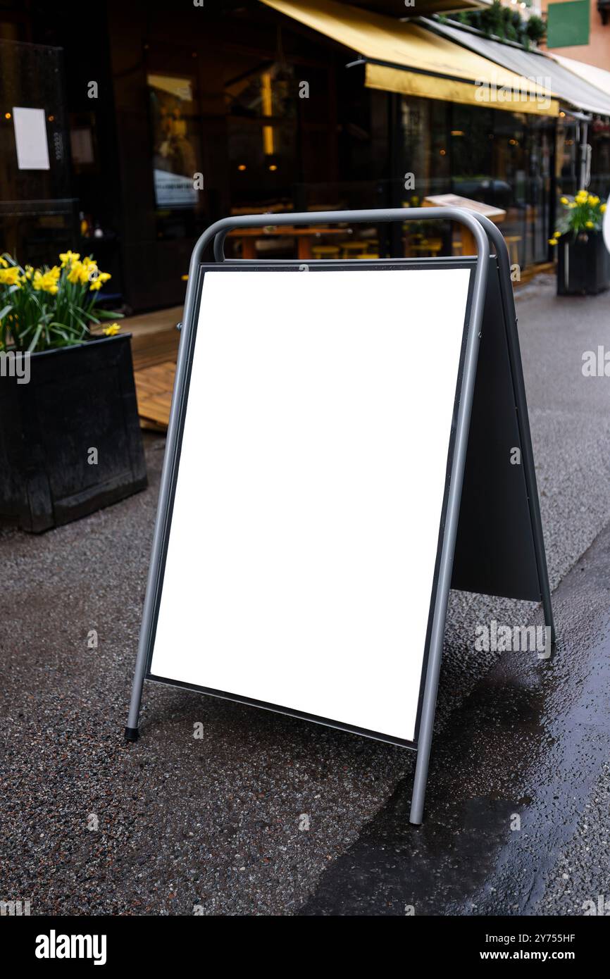 Leeres A-Frame-Schild vor dem City Cafe Stockfoto