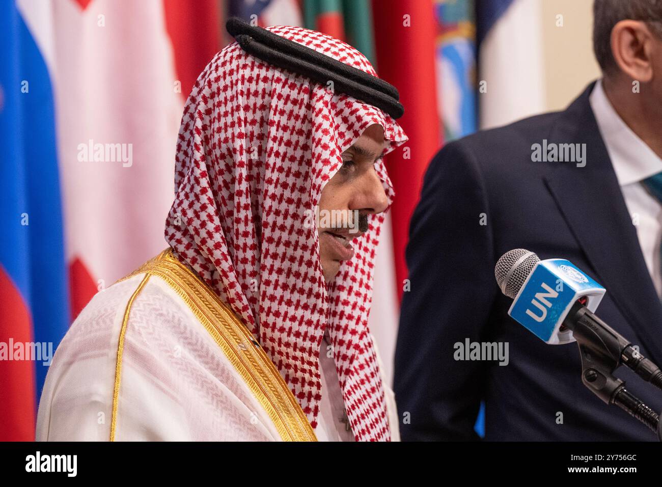 New York, USA. September 2024. Pressekonferenz des Außenministers des Königreichs Saudi-Arabien, Prinz Faisal bin Farhan Al Saud, vor der Sitzung des Sicherheitsrats zur Lage im Nahen Osten am 27. September 2024 im Hauptsitz der Vereinten Nationen in New York. (Foto: Lev Radin/SIPA USA) Credit: SIPA USA/Alamy Live News Stockfoto