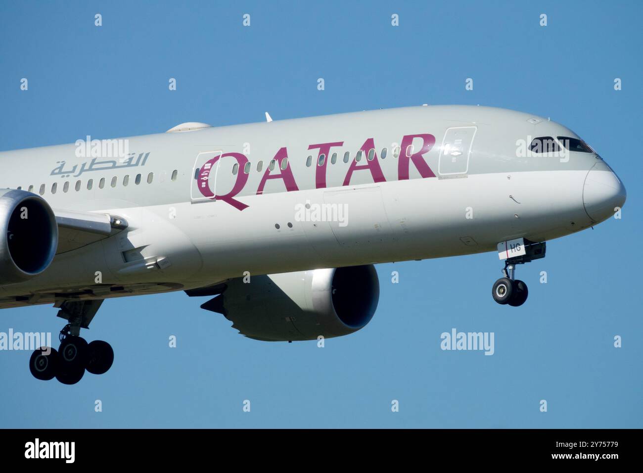 Landung Boeing 787-9 Dreamliner Plane betrieben Qatar Airways Airways Flugzeugflugzeug Flugzeug Jetliner Passagierflugzeug Flugzeugflugzeug Anflug kommerziell Stockfoto