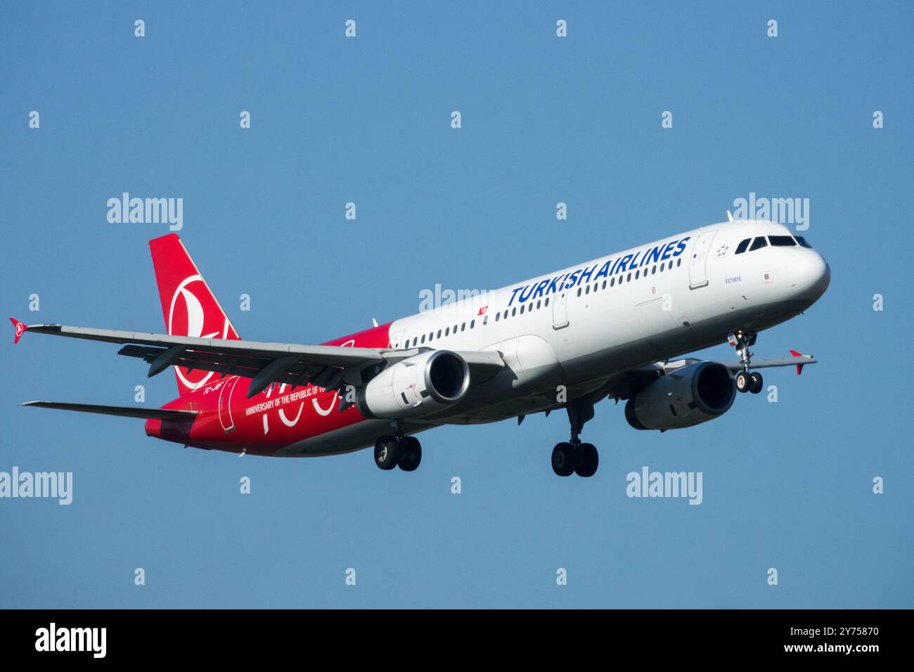 Airbus A321 Turkish Airlines, Flugzeug Flugzeug Flugzeug Jetliner Passagier Jet Airliner, Landung nähert sich Flug Airbus Turkish Airline Stockfoto