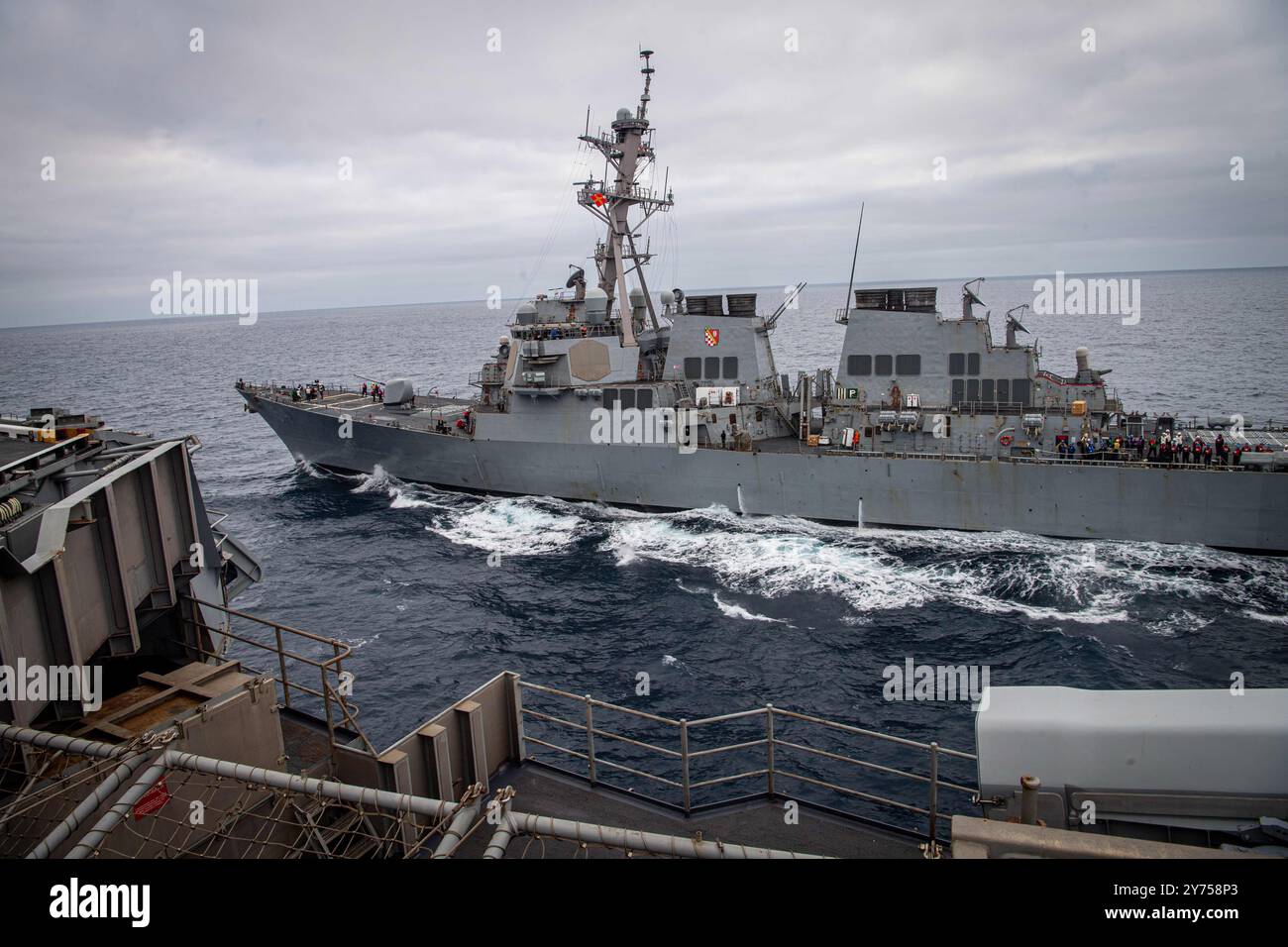 Der Lenkraketenzerstörer der Arleigh-Burke-Klasse USS Curtis Wilbur (DDG 54) dampft neben dem Flugzeugträger USS Nimitz (CVN 68) zur Vorbereitung f Stockfoto