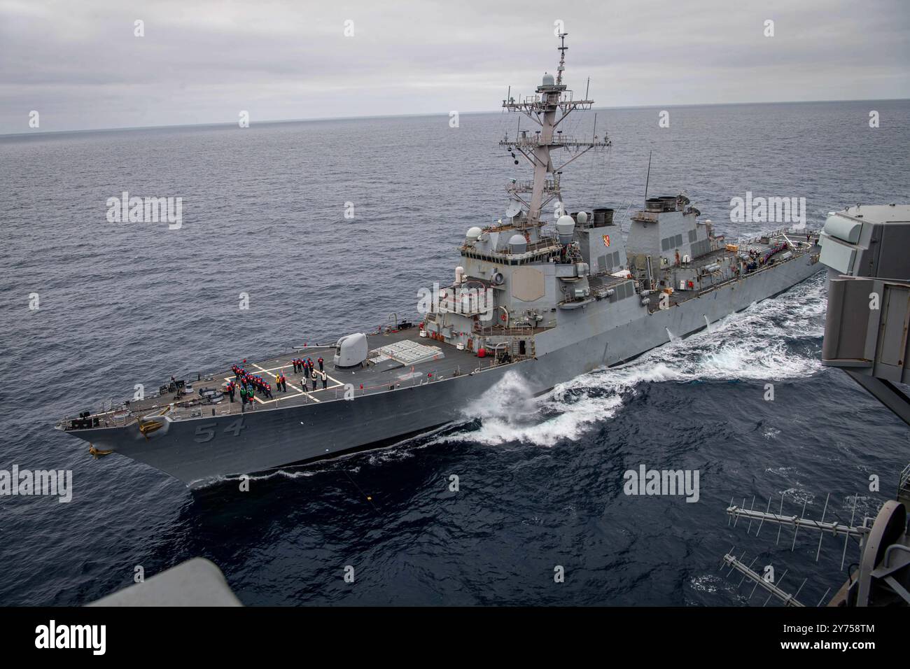 Der Lenkraketenzerstörer der Arleigh-Burke-Klasse USS Curtis Wilbur (DDG 54) dampft neben dem Flugzeugträger USS Nimitz (CVN 68) zur Vorbereitung f Stockfoto