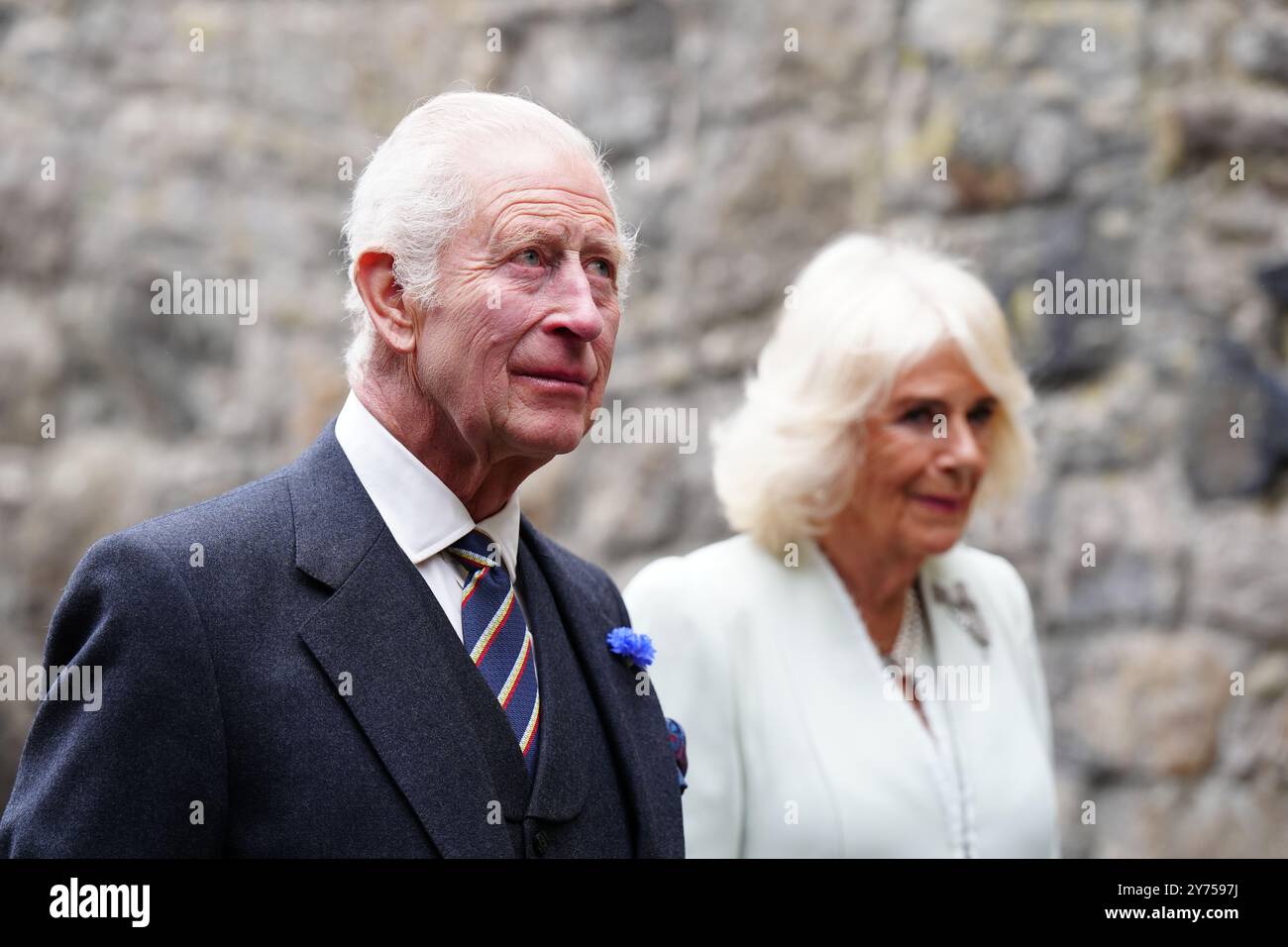 Aktenfoto vom 07/24 von König Karl III. Und Königin Camilla, die an einer Feier im Edinburgh Castle zum 900. Jahrestag der Stadt Edinburgh teilnahmen. Das schottische Parlament hat sich "ins Herz der Nation gestellt", wird der erste Minister John Swinney sagen, während er sich dem König und der Königin bei einer Zeremonie anlässlich der 25-jährigen Dekonzentration in Holyrood anschließt. Charles und Camilla werden am Samstag im schottischen Parlament in Edinburgh sein. Ausgabedatum: Samstag, 28. September 2024. Stockfoto