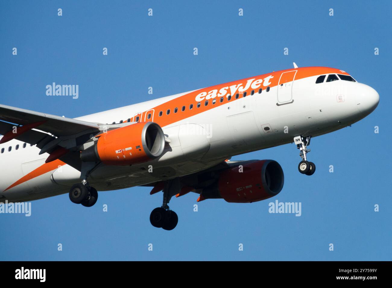 Ein EasyJet nähert sich der Berliner Airbus A320-200 EasyJet Stockfoto
