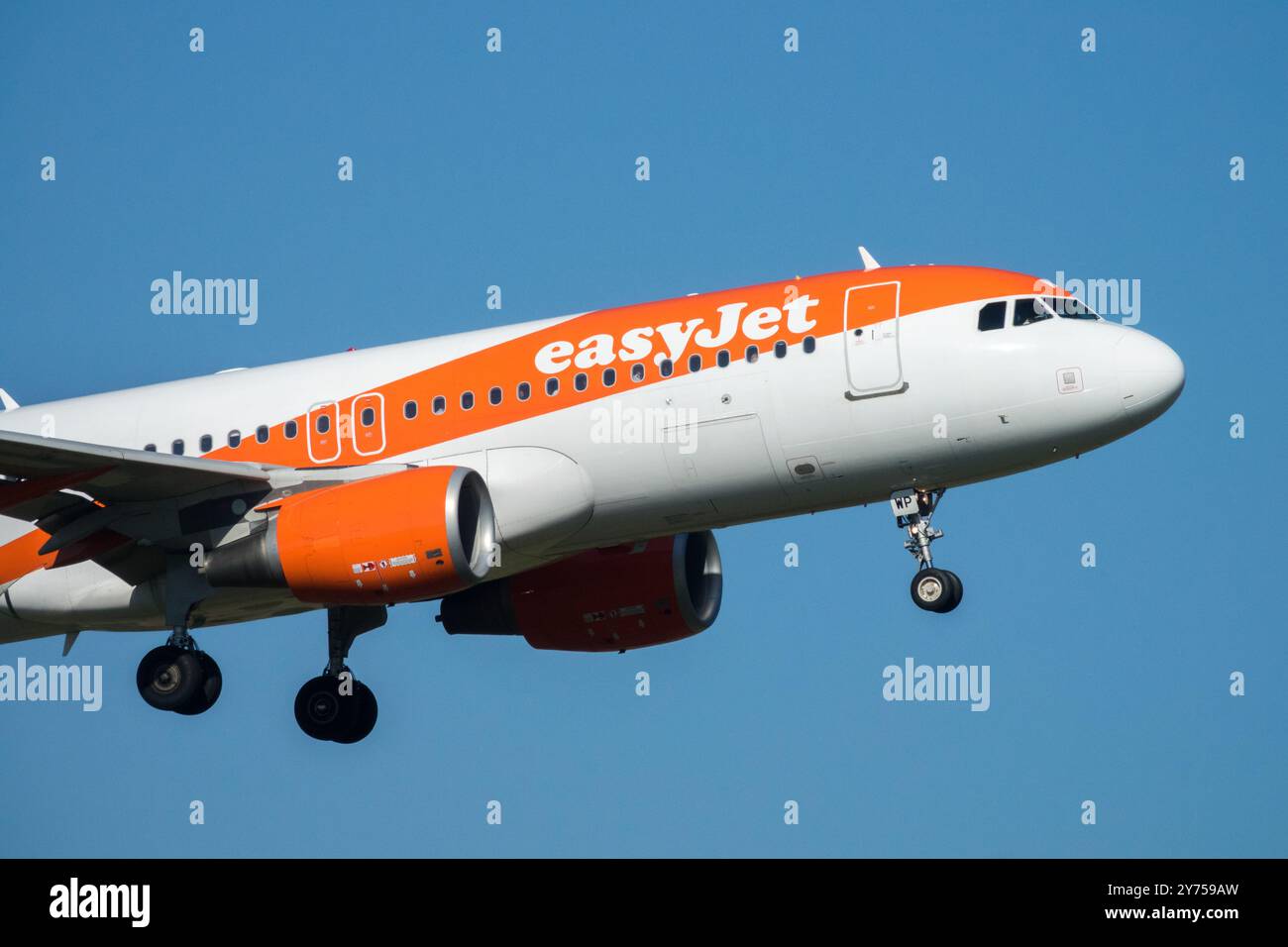 Ein EasyJet Airbus A320-200 nähert sich der Berliner EasyJet-Ansichtslandung Stockfoto