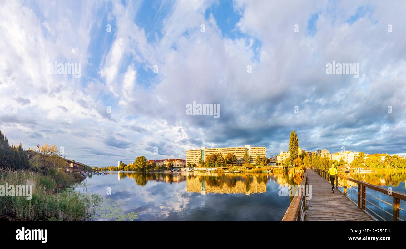 Brücke Polizeisteg über den Alten Donau Alte Donau, Stadtteil Kaisermühlen, Jogger Wien 22. Donaustadt Wien Österreich Stockfoto