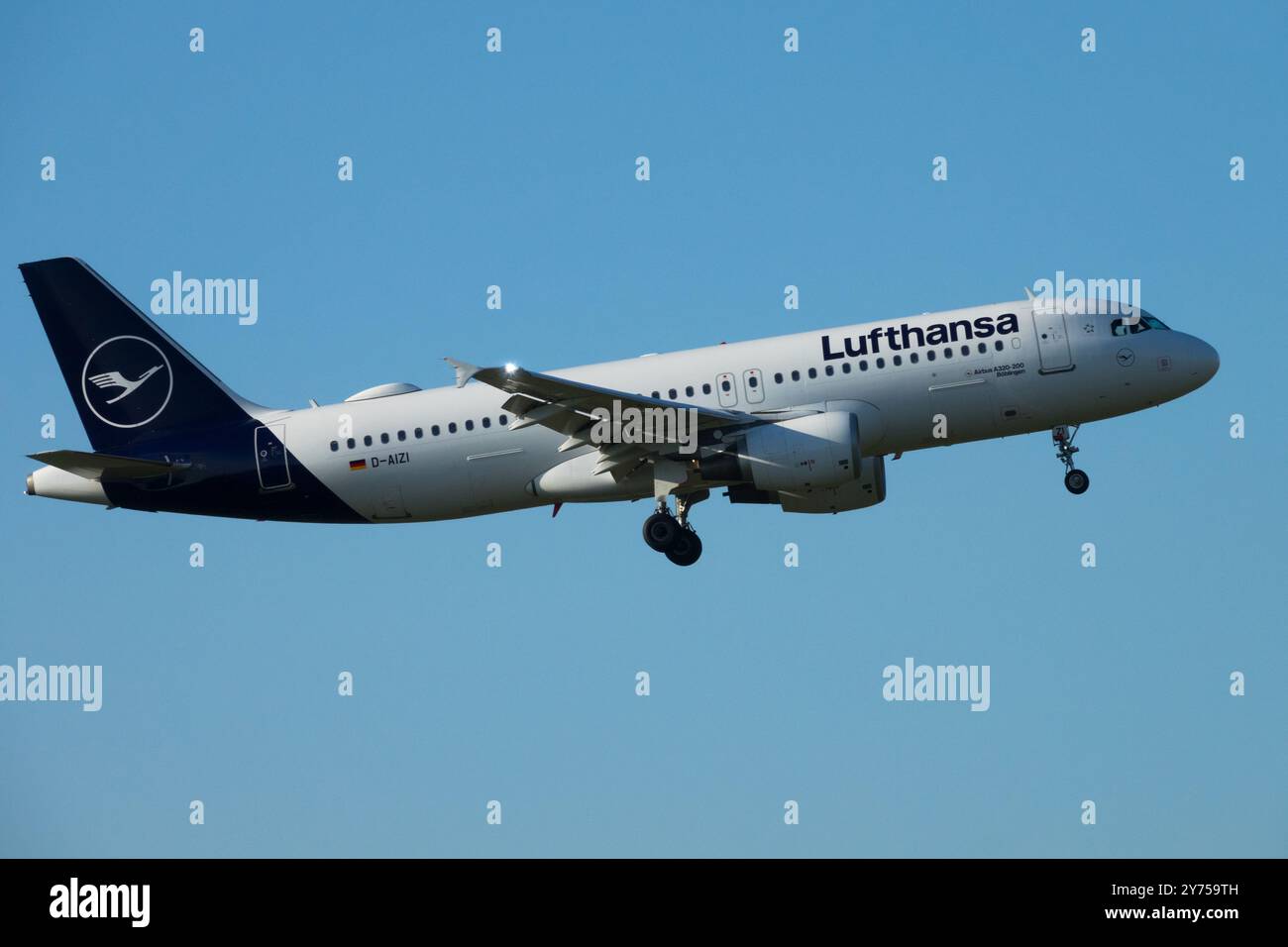 Airbus A320-200 Lufthansa Flugzeug nähert sich Berlin und bereitet sich auf eine Landung Deutschland Lufthansa Berlin vor Stockfoto