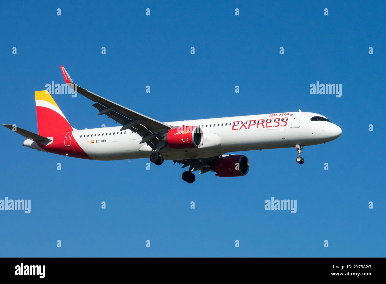 Landeanflug nähert sich Flugflug nähert sich Airbus A321 Flugzeug Iberia Express Aviation Company Flugzeug Flugzeug Flugzeug Seitenansicht Stockfoto