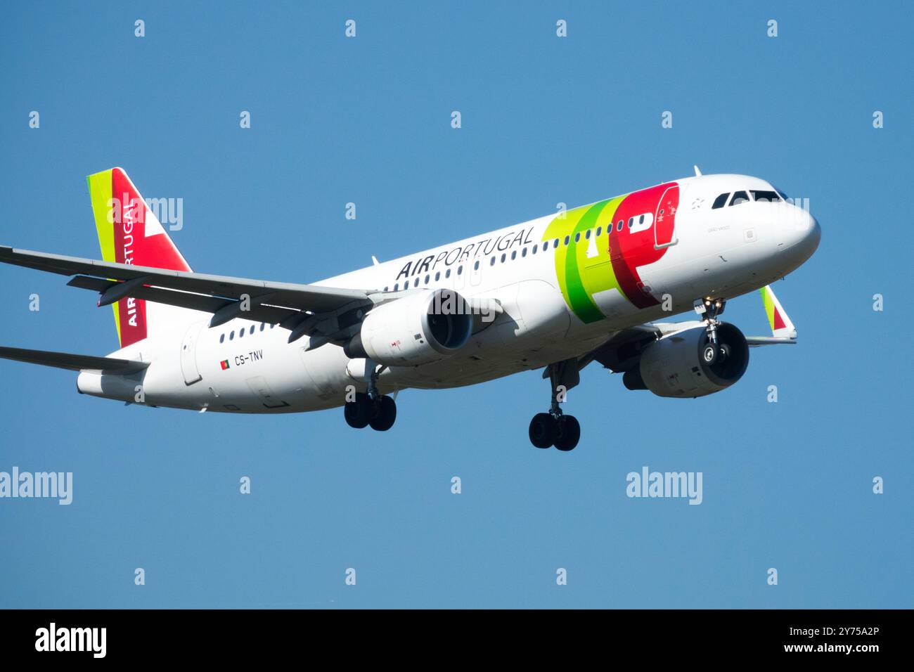 TAP Air Portugal Airways Airways Airline Airlines Betrieb Flugzeuge Jets auf kommerziellem Airbus A320-214 Landeanflug, der sich für Fluganflüge nähert Stockfoto