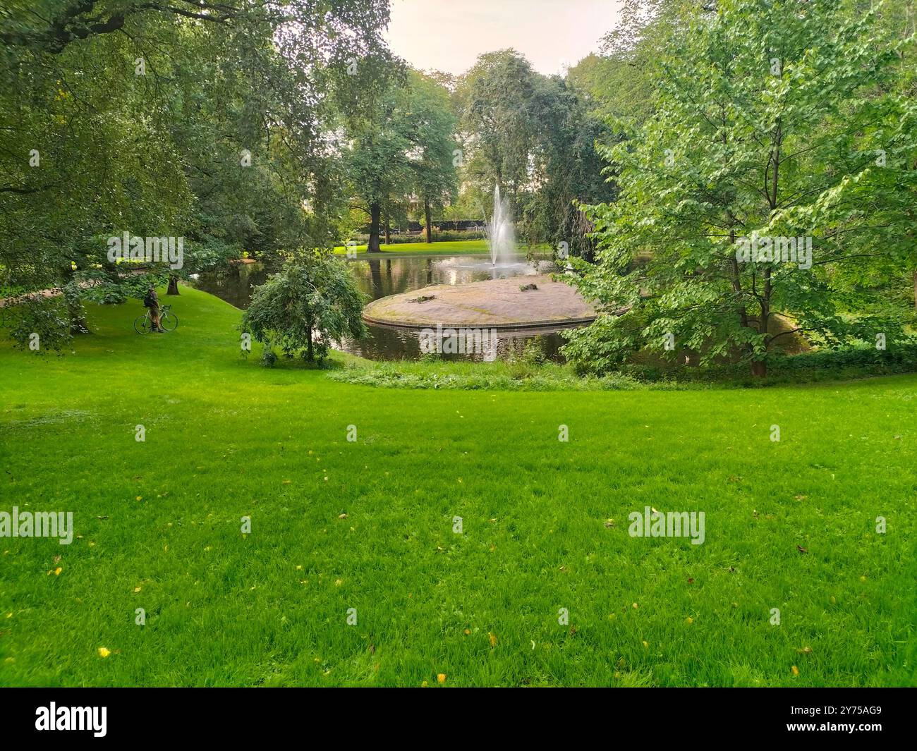 Ein wunderschöner Brunnen mitten in einem Park, Oslo an einem sonnigen Tag - Smartphone-aufgenommenes Stockfoto