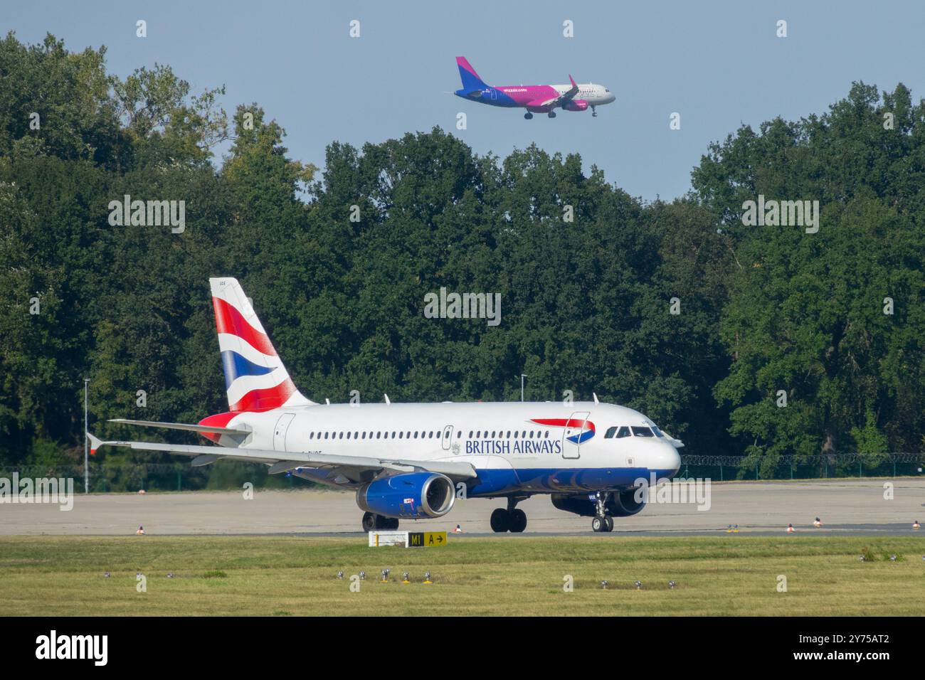 British Airways fährt auf der Start- und Landebahn Wizz Air landet am Flughafen Berlin Stockfoto