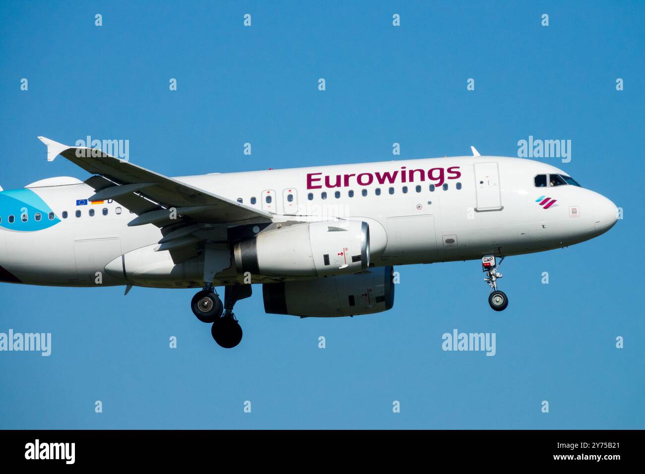 Eurowings Flugzeug nähert sich einer Landung Berlin Deutschland Stockfoto