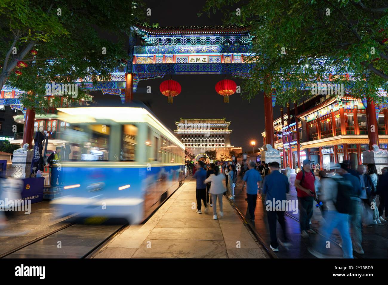 Peking, China. September 2024. Touristen besuchen die Qianmen-Straße und den Pfeilturm des Zhengyang-Tors in Peking, der Hauptstadt Chinas, 26. September 2024. Peking wird vom 29. September bis 7. Oktober über 2.800 Nachtbeleuchtungsanlagen aktivieren, um den 75. Jahrestag der Gründung der Volksrepublik China zu feiern. Verbesserte Beleuchtungseffekte werden auf Wahrzeichen entlang der Pekinger Zentralachse angewendet, wie das Yongding-Tor und die Glocken- und Trommeltürme für den bevorstehenden Nationalfeiertag. Quelle: Ju Huanzong/Xinhua/Alamy Live News Stockfoto