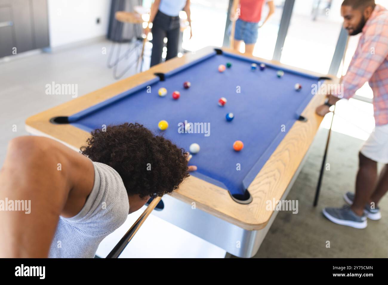 Billard spielen, verschiedene Freunde spielen Billard in ungezwungener Umgebung, zu Hause Stockfoto