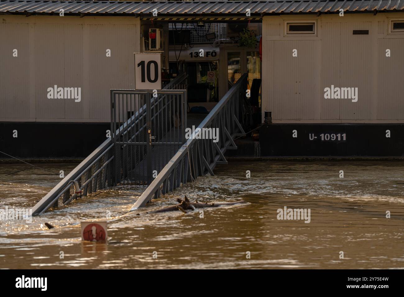 Budapest, Ungarn - 19. September 2024: Untergetauchter Eingang zu einer Wasserstruktur in Budapest, als die Donau die Stadt nach dem Sturm 'Boris' überschwemmt. Stockfoto