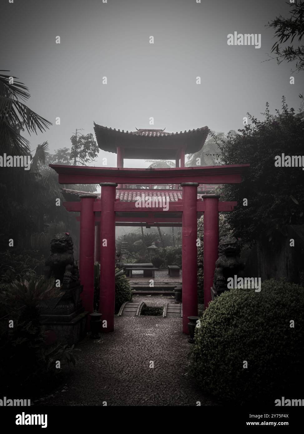 Japanische Pagode an einem nebeligen Tag im Monte Palace Tropical Garden in Funchal auf Madeira, Portugal. Stockfoto